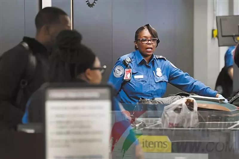 1月7日,美国芝加哥,运输安全管理局(tsa)安检人员在机场对乘客进行