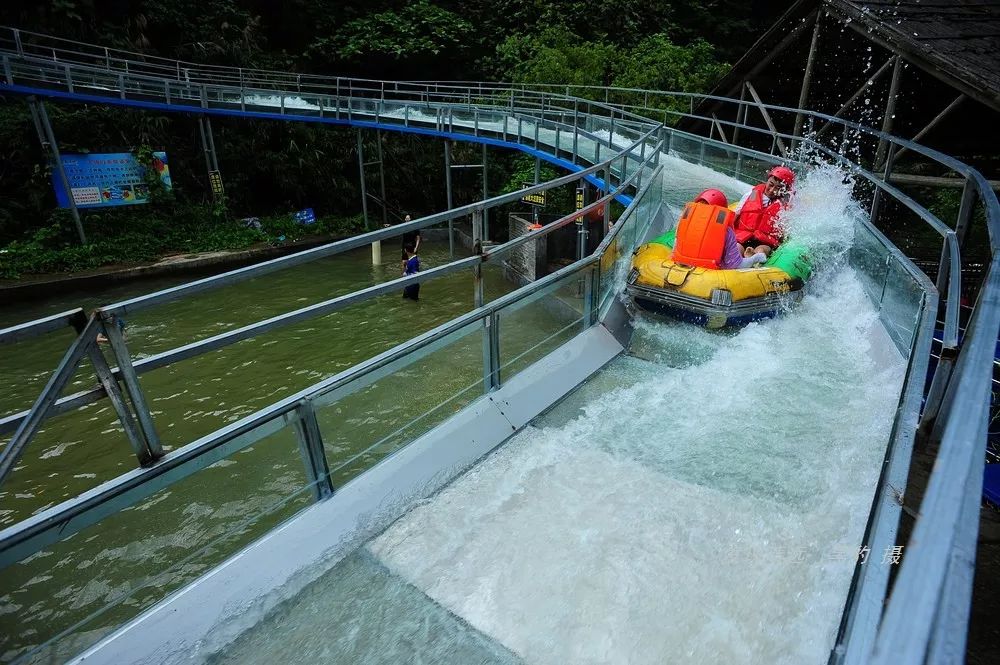 处于龙腾峡景区和清远市区之间,距离龙腾峡生态旅游区仅8公里