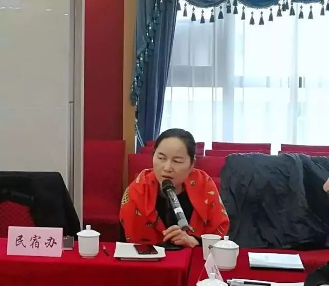 周红艳主任,崔军主任解答企业代表们提出的疑问