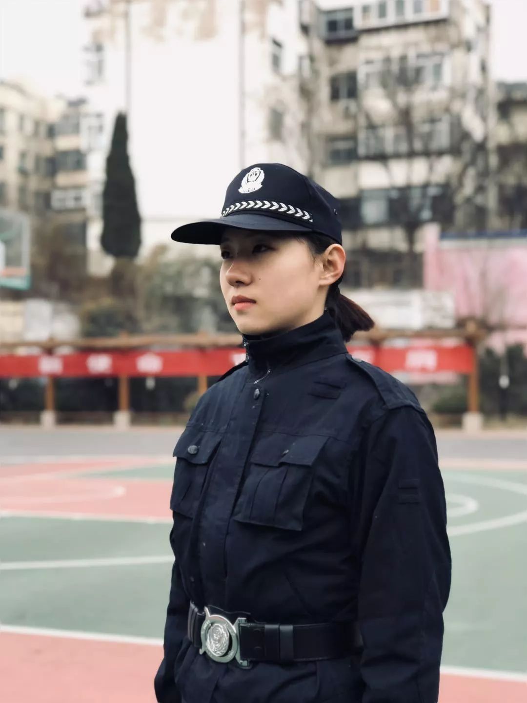 正规女式警服图片