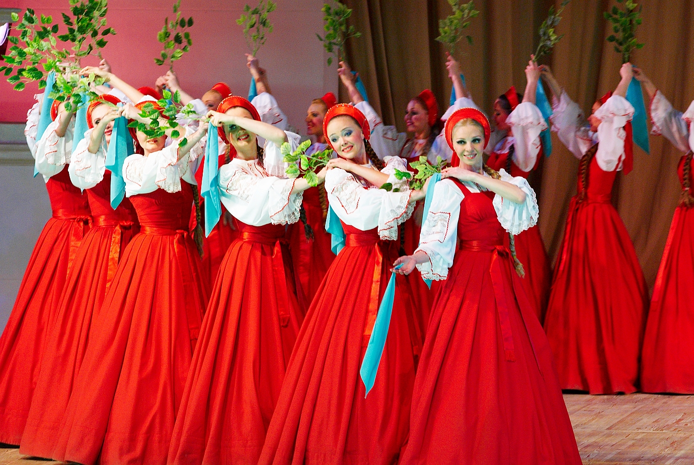 俄罗斯最美名片小白桦舞蹈团 绝美云步首登鹭岛