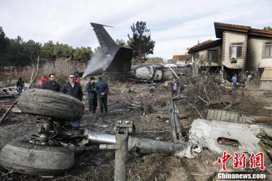 当地时间1月14日,一架波音707货机在伊朗首都德黑兰附近坠毁,伊朗地方