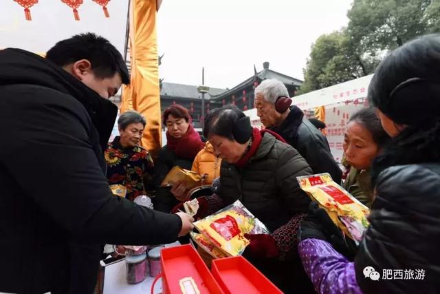 遊客們選購年貨除了三河古鎮的主場活動,肥西縣其它鄉鎮也同步開展