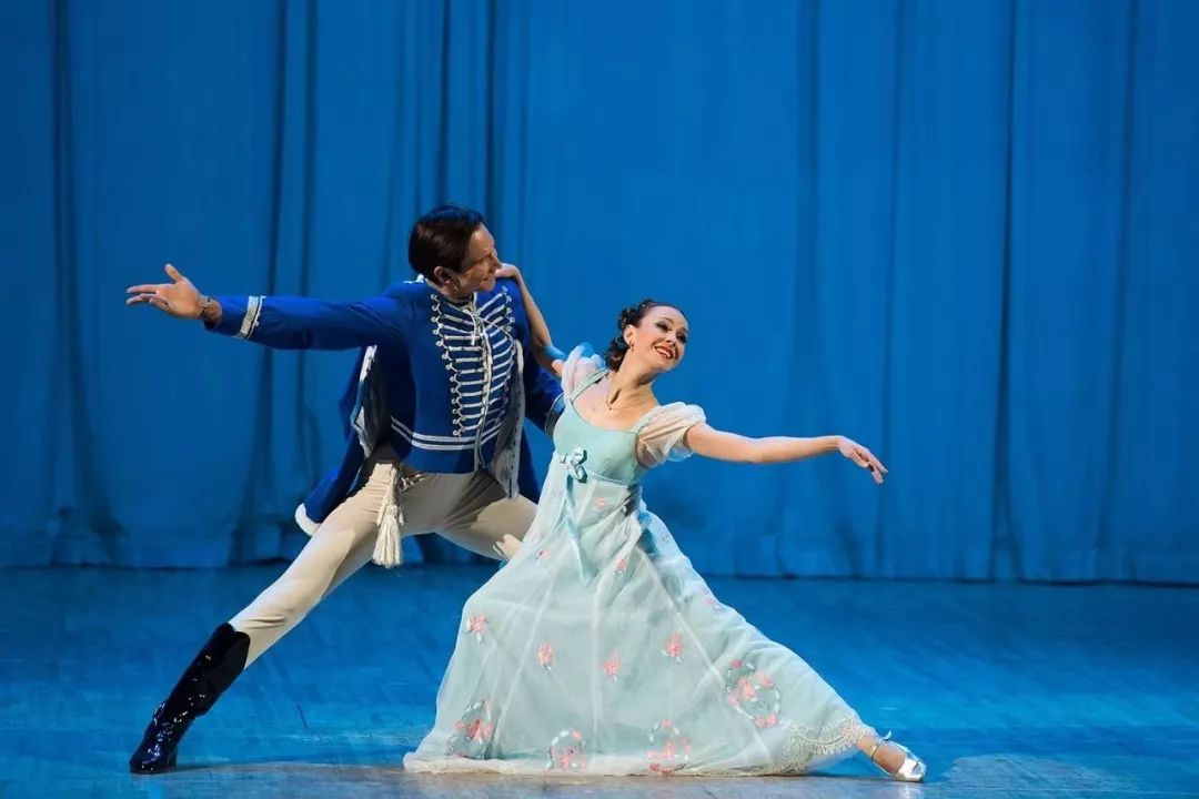 俄罗斯小白桦舞蹈艺术团也有着类似于凌波微步的独门绝技——云步