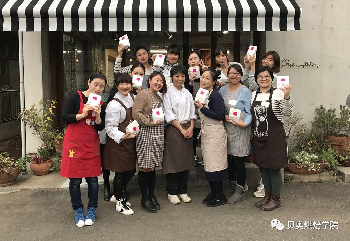 日本大学音乐系,曾师从于"新宿中村屋gloriette咖啡店"的横沟春雄老师