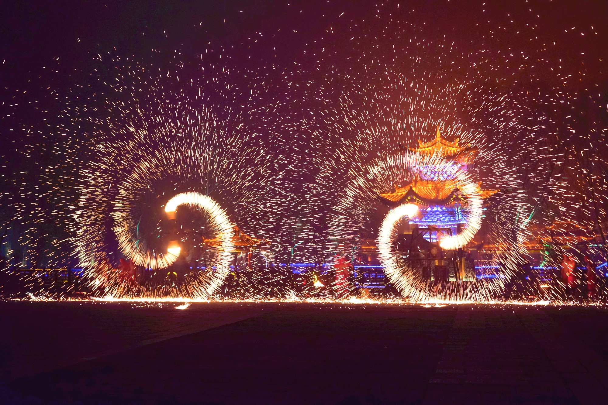 台儿庄古城火龙钢花图片