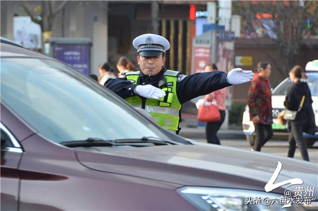 今贵州盘州交警口哨执法吹出响亮平安韵