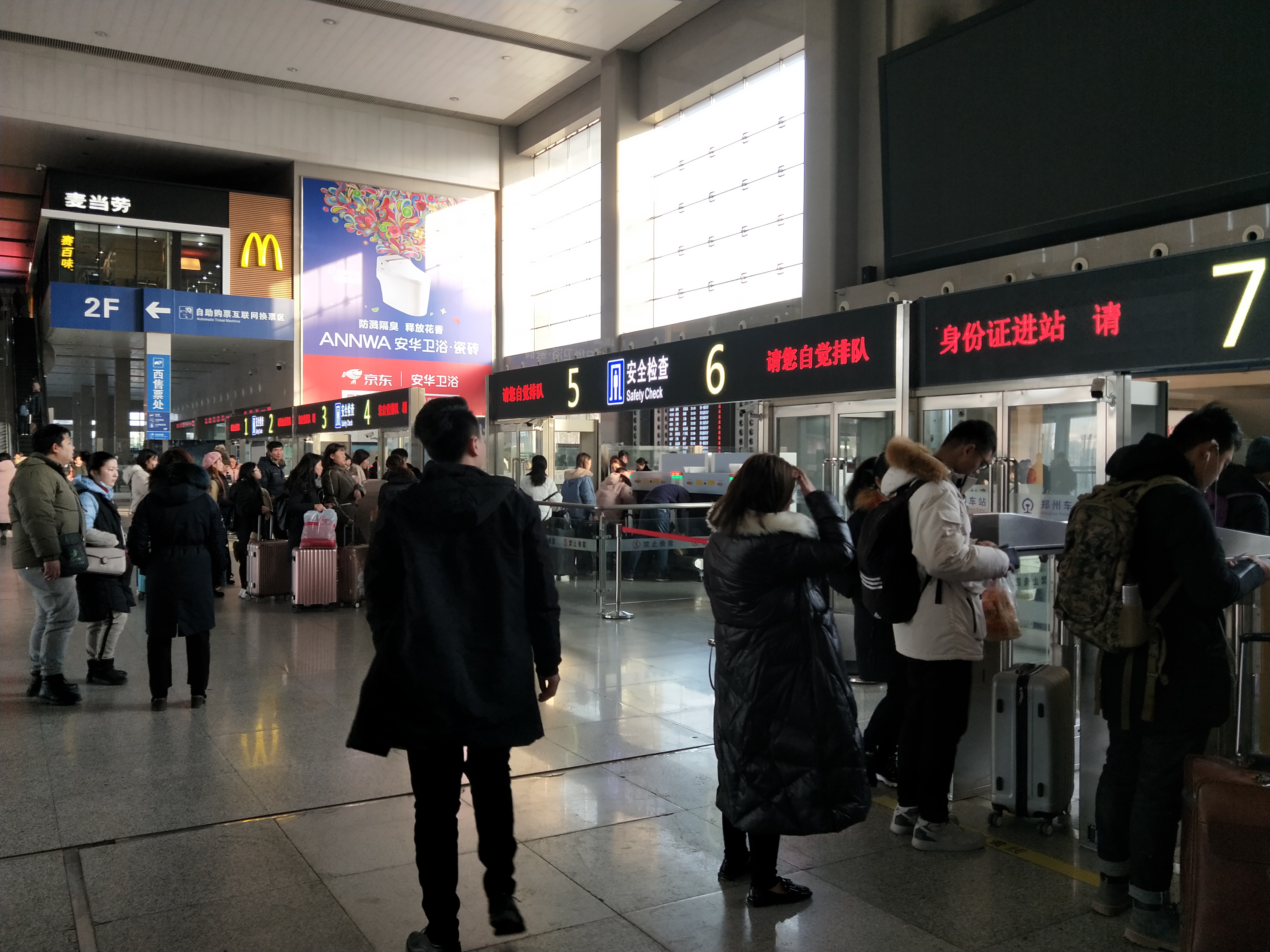 春运来临郑州火车站怎样取票乘车更快一些
