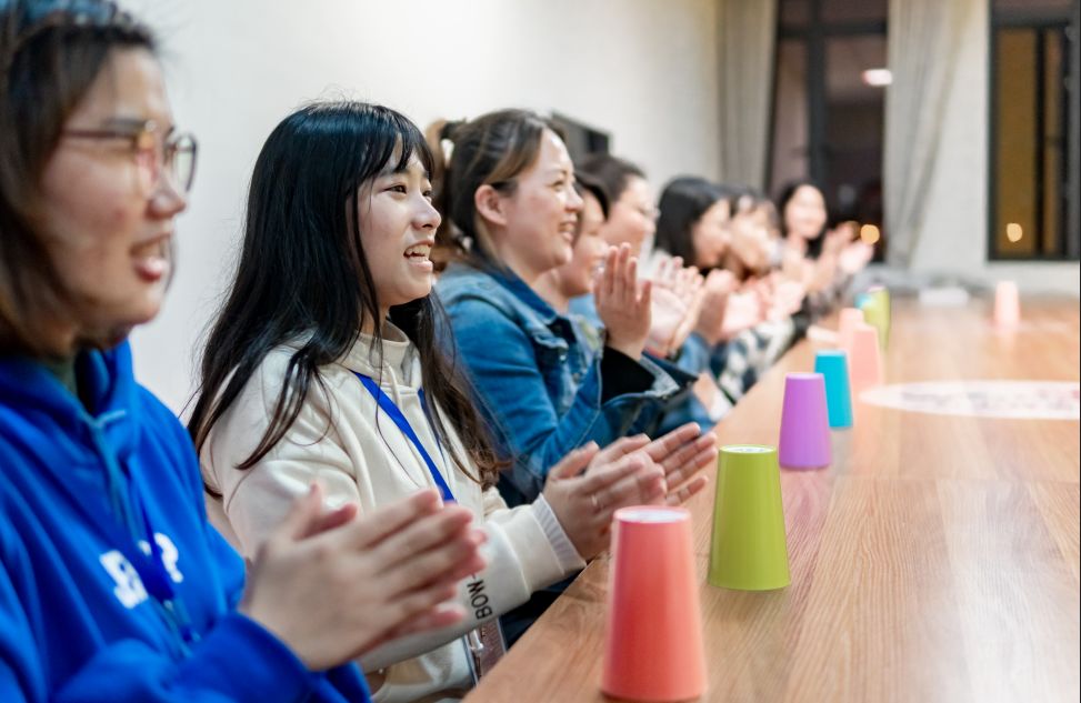 播放视频)萌宝天天队也不甘示弱~(点击播放视频)各宿舍进行杯子舞pk