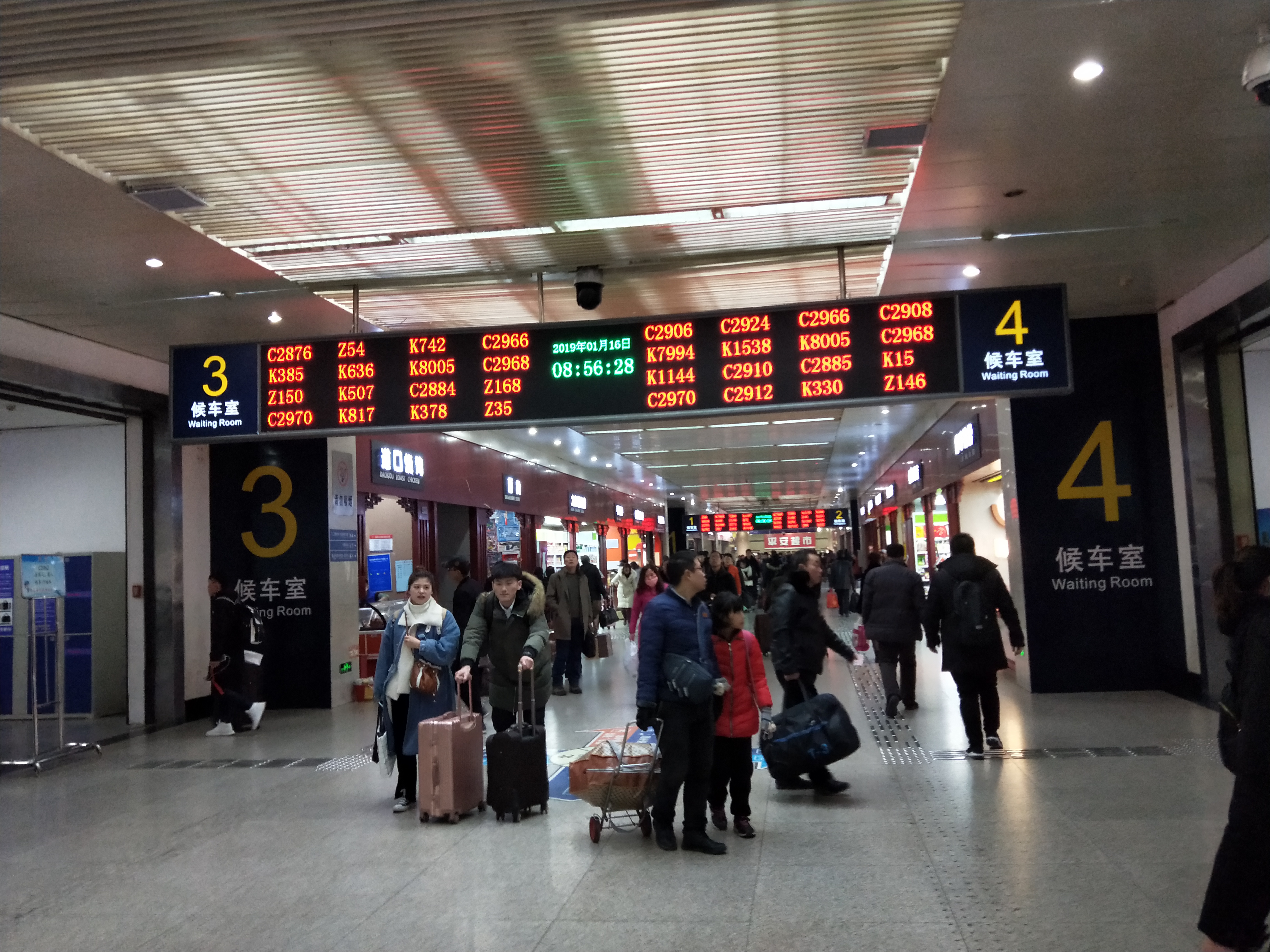 春运来临郑州火车站怎样取票乘车更快一些