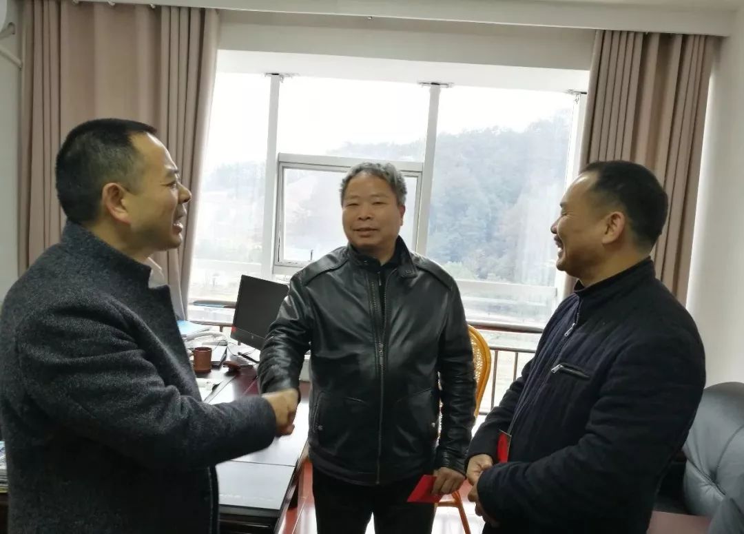 把党的关怀送到教师中去:县教育局党委班子开展年终节前慰问活动(一)