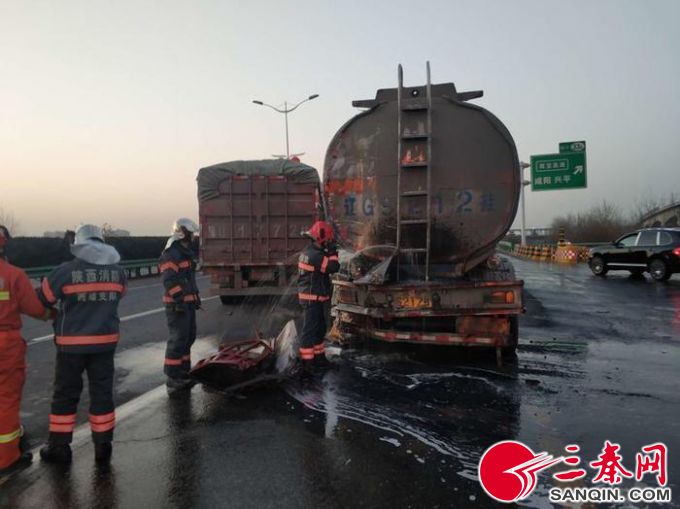 半挂货车追尾油罐车 车上柴油流了一地