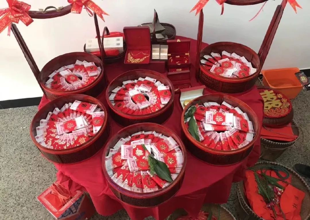 订婚结婚买首饰(现在人订婚要买什么首饰)