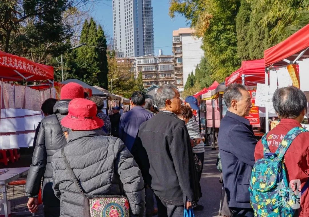 昆明弥勒寺公园相亲角大揭秘年薪30万的男生没人要