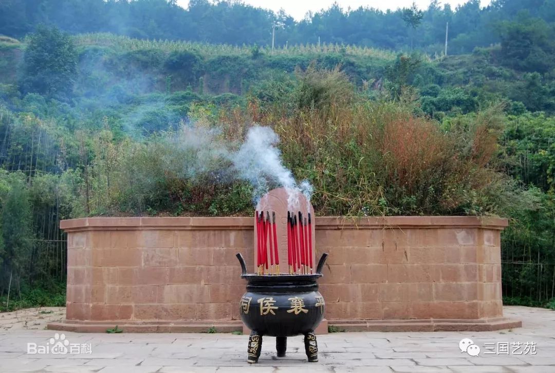 剑门关景区东南有平襄侯祠,姜维墓就在平襄侯祠内