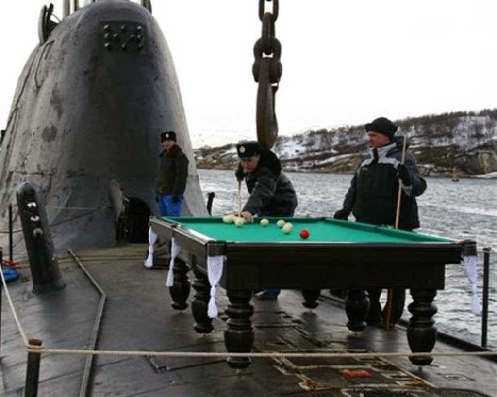 谁说潜艇兵生活乏味打桌球烤肉钓鱼跳水样样有