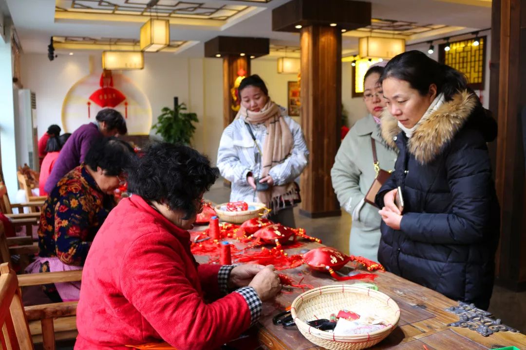 婦聯幹部們認真觀賞香包製作在馬莊,我們還先後參觀了新時代文明實踐