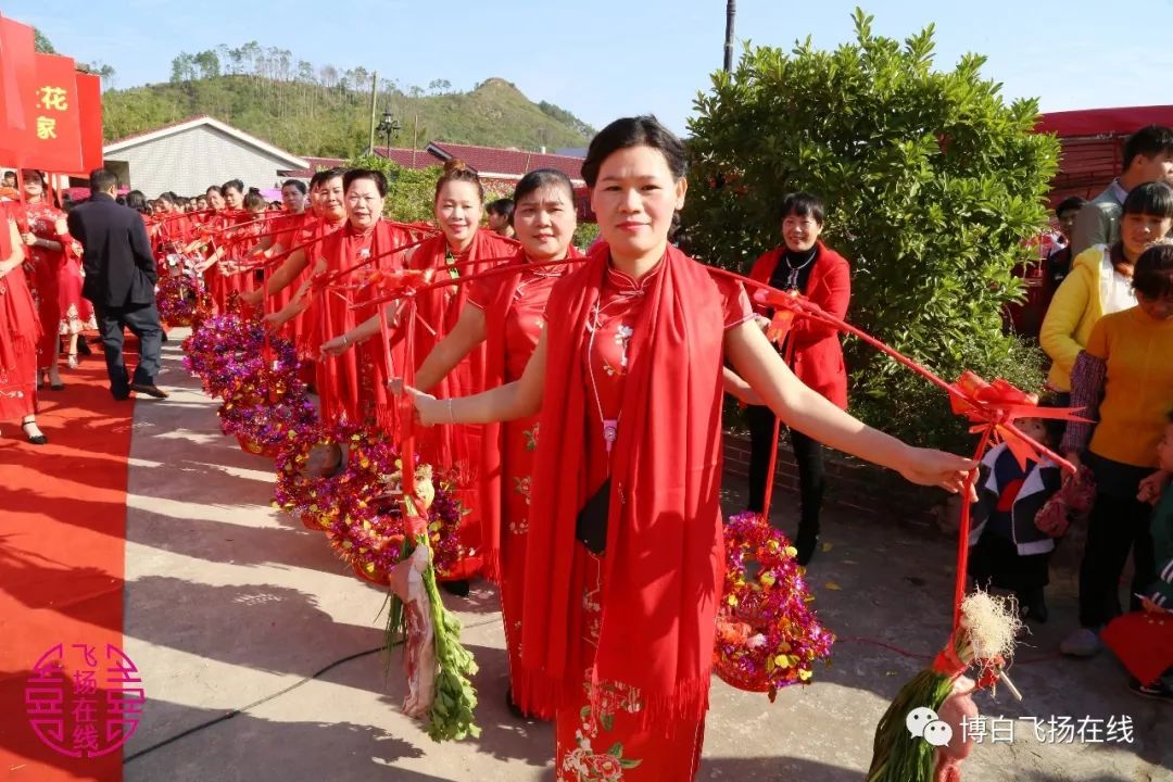 博白亞山這個村150多名外嫁女回孃家穿旗袍挑禮擔場面轟動