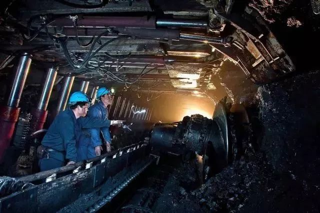 煤矿井下采煤一线的工人日常工作写实他们的工作危险程度常人无法知晓
