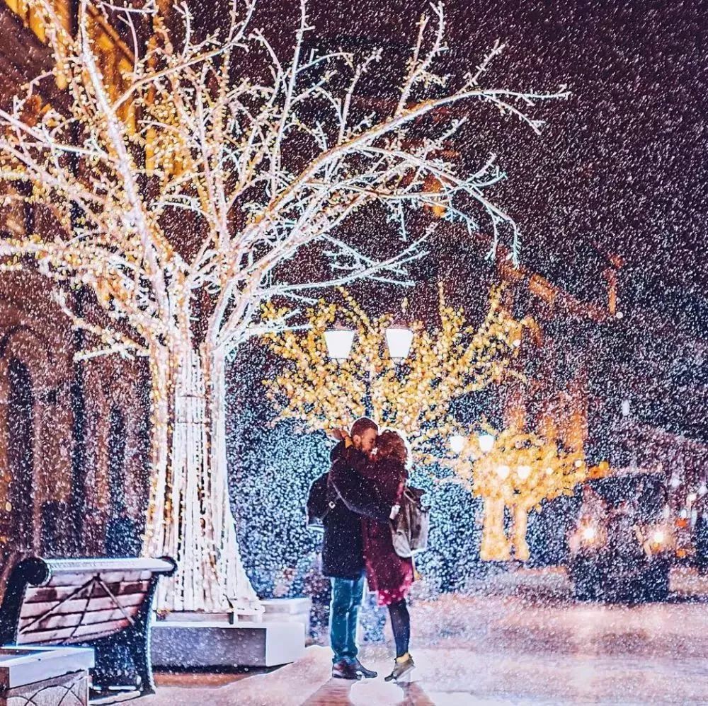 下雪情侣牵手浪漫图图片