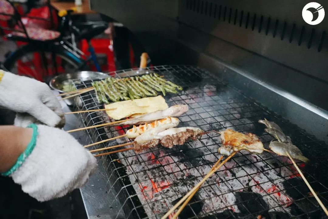 夜晚路边摊烧烤图片图片