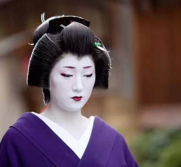 日本艺妓的脸为啥这么白?