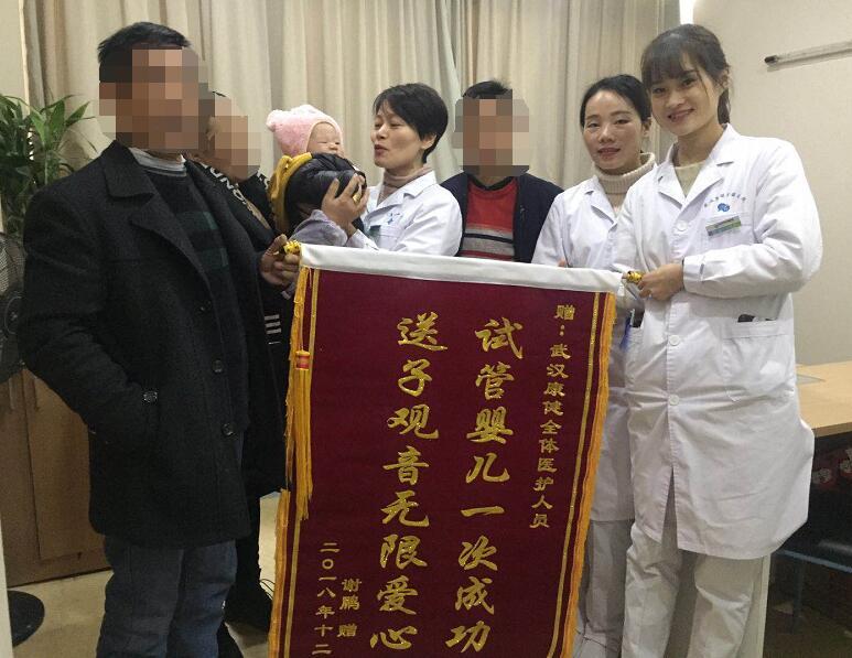 中間為武漢康健婦嬰醫院李薇院長李薇院長為小寶寶封紅包李薇醫生既