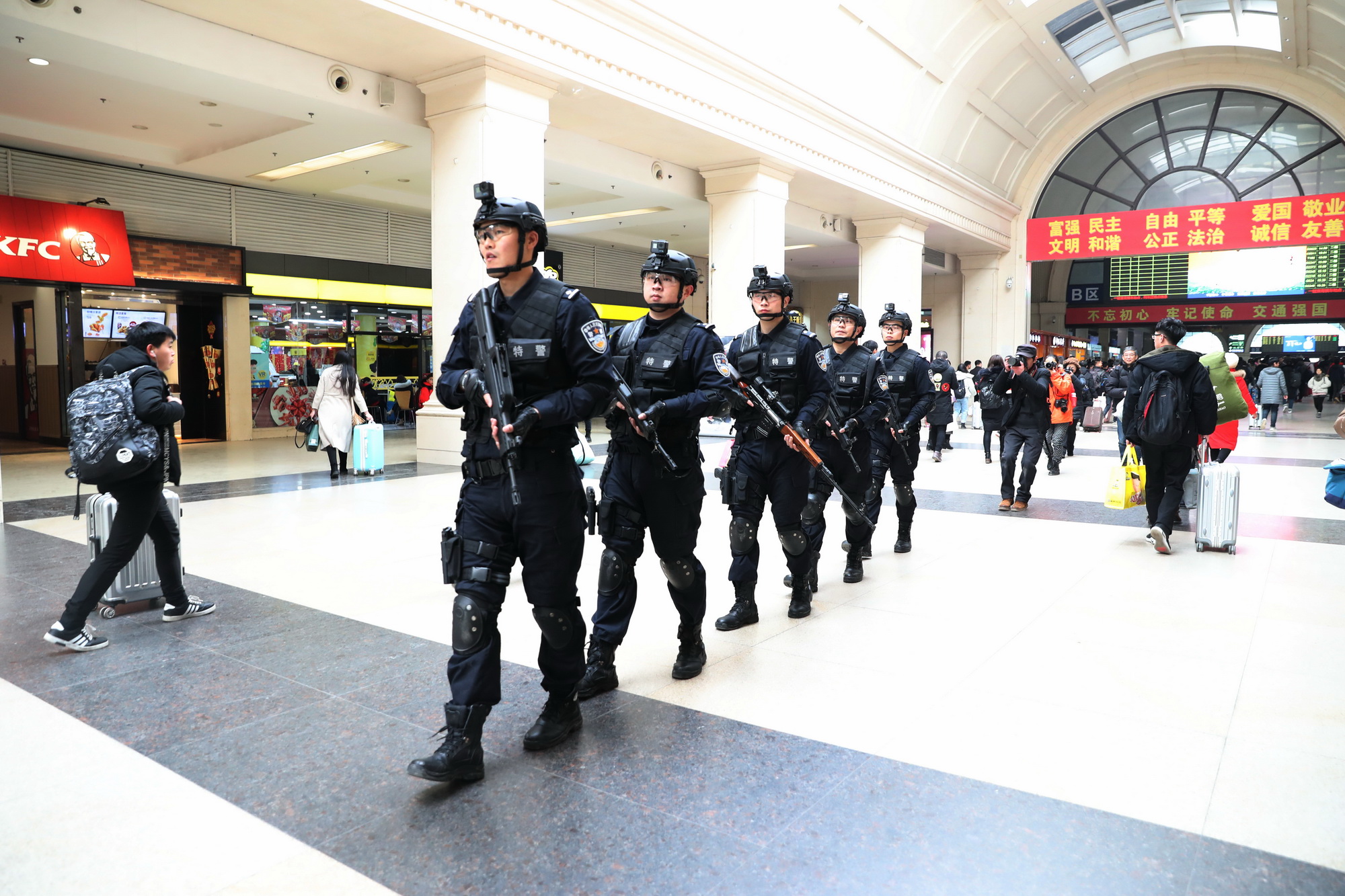 2019年1月16日,武汉铁路公安处特警支队特警在汉口火车站武装巡逻