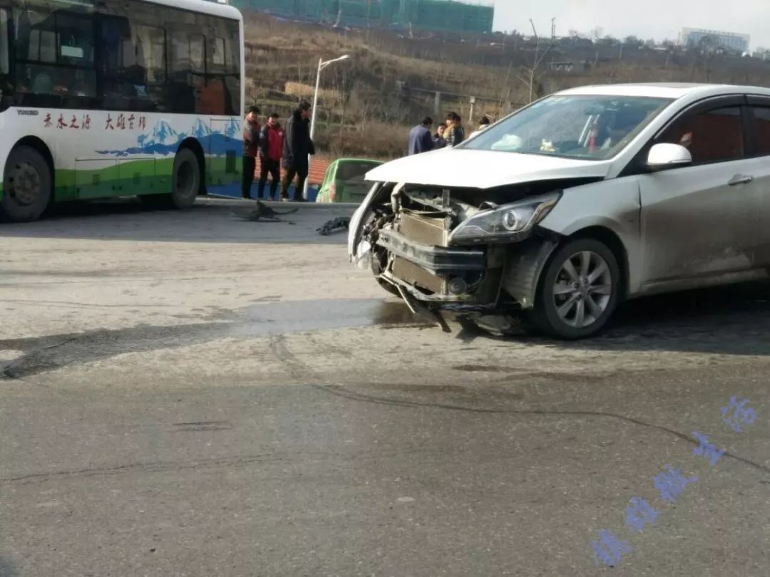 镇雄发生多起车祸,冬季行车一定要注意安全.