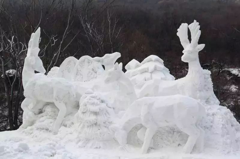 冰長城,十二生肖,白雪公主等特色冰雕,雪雕,冰溶洞等,讓你彷彿置身於