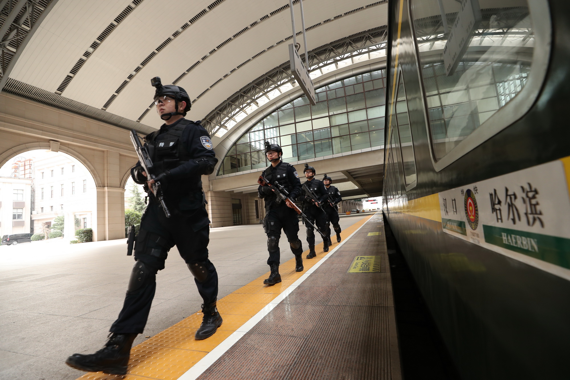 2019年1月16日,武汉铁路公安处特警支队特警在汉口火车站武装巡逻