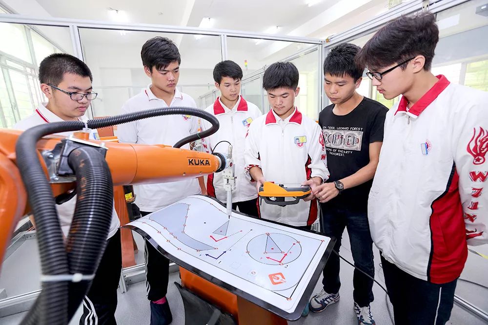 晋兴职校的学生们在工业机器人实训室上课▲芯华集成电路人才培训