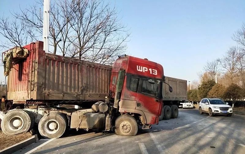 商丘一大貨車為了避讓電動車,撞斷了樹折了車頭!_大車