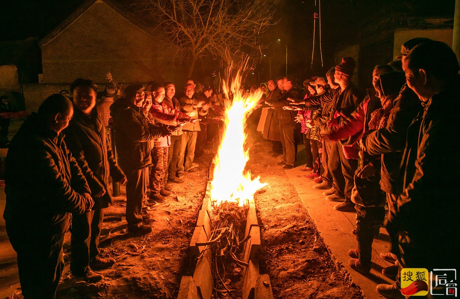 华北冬日里的村民,户外取暖打麻将,还办篝火晚会
