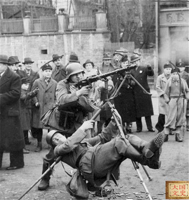 二战搞笑照片:背驴的大兵,盘狼士兵,士兵当人肉机枪支架