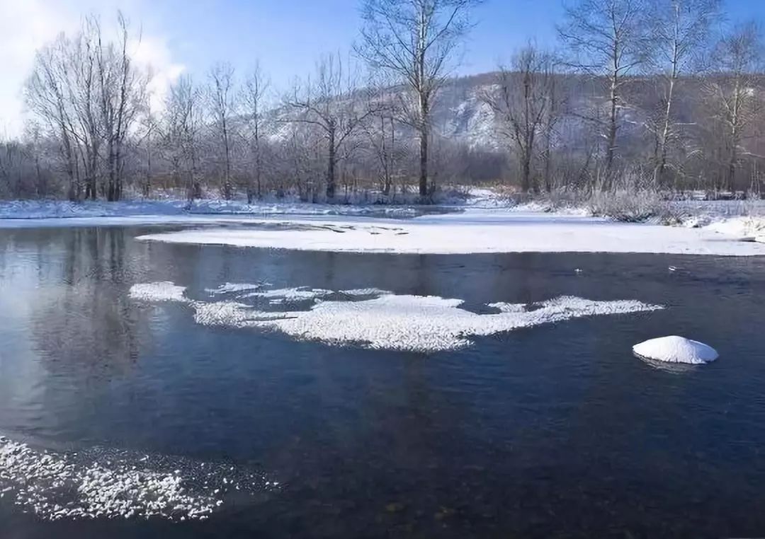 神奇的不凍河:三九嚴寒,滴水成冰,河水熱氣騰騰,流水淙淙;▽