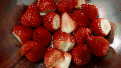 鲜红的草莓就像一颗颗藏满爱的小心心,再用吸管小心翼翼地将草莓蒂