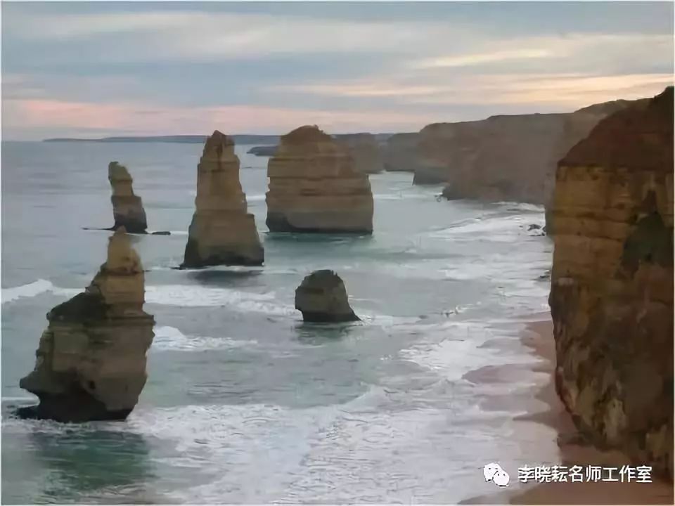 2,海岸堆积地貌海岸堆积地貌是指海岸带的松散物质随着海水流速减小