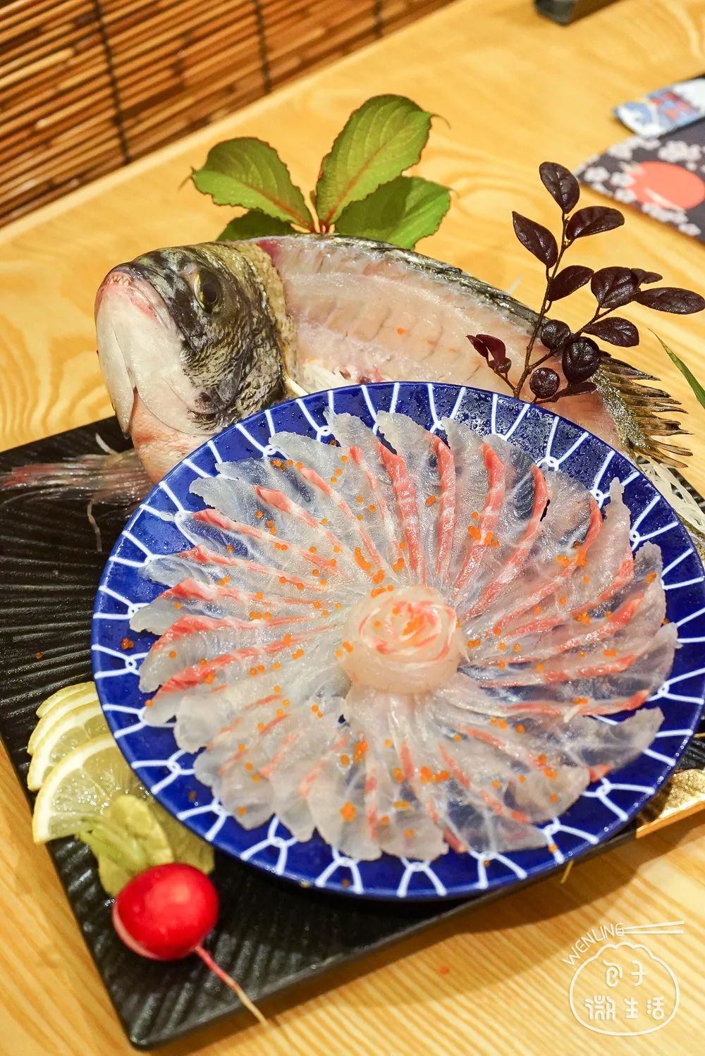鲷鱼因肉质细嫩,味道鲜美,所以做成活鲷鱼刺身是相当经典的吃法!