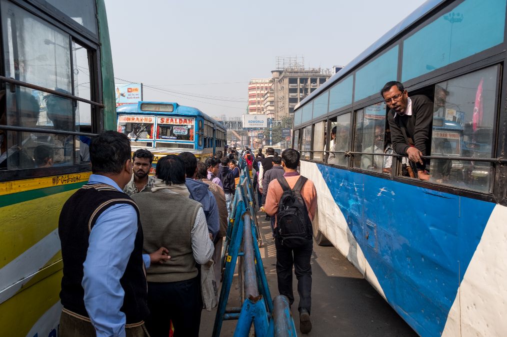 印度街頭實拍公交車上下人都不停車全程開著門經常有人掛上面