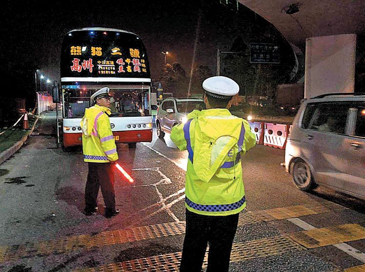 超載等違章行為,市民可通過撥打110或0755—83333333,發送信息至12110