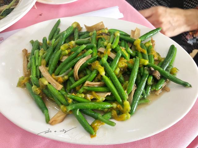 外地游客实拍厦门南普陀寺素菜馆装修简单菜名好听饮料太贵