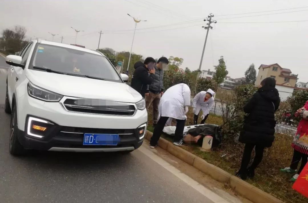 吉安樟山镇发生一起严重车祸,致行人受伤倒地.