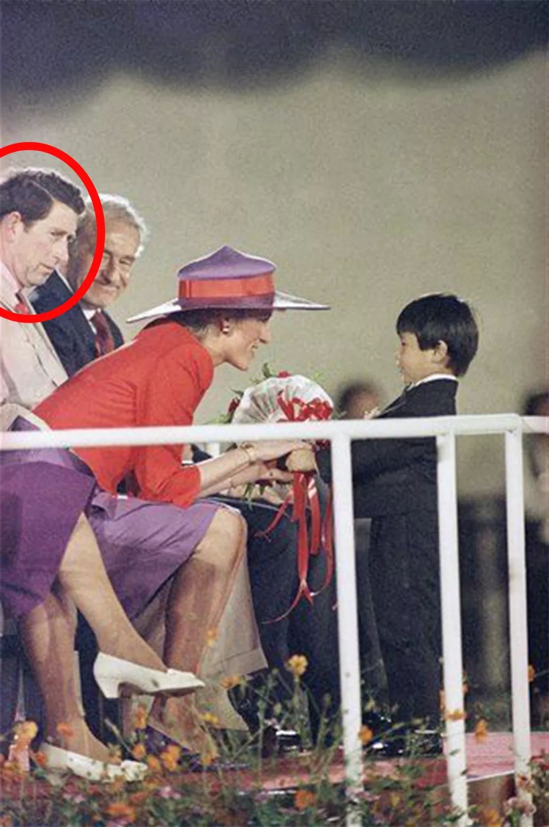原创30年前戴安娜王妃出访中国香港弯腰帮老奶奶捡起拐杖好暖心