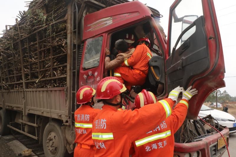 北海市合浦县廉州镇文昌塔附近发生一起两货车相撞的交通事故,1人被困