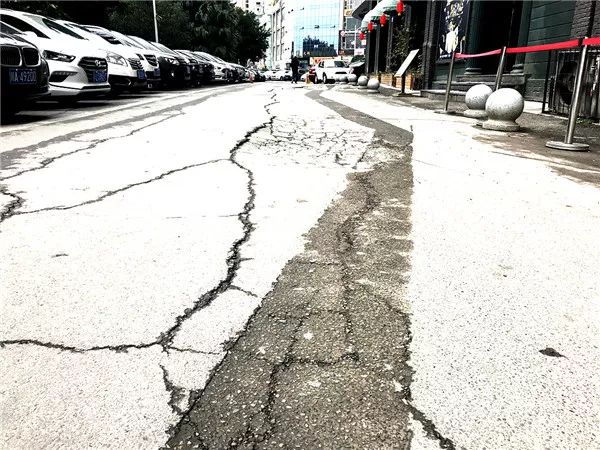 凱麗濱江外道路出現大面積下沉開裂 完好的路面為何變得破爛不堪?