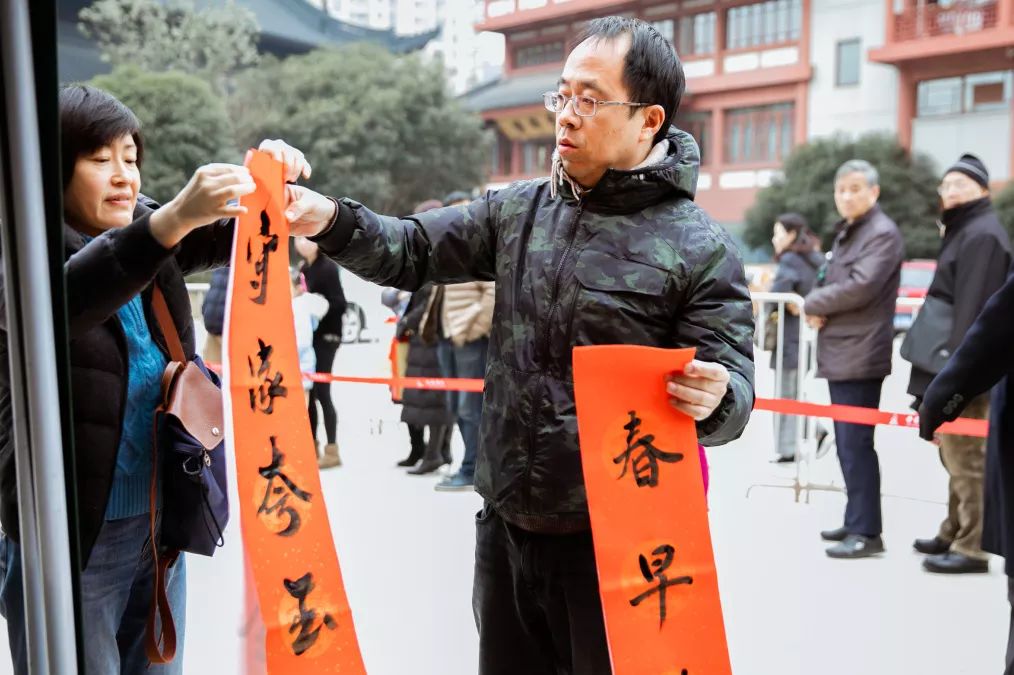 送福到万家上海玉佛禅寺法师为市民题写春联