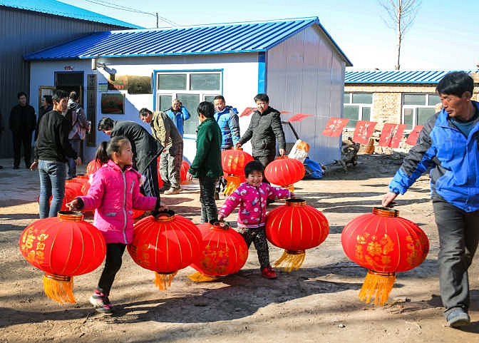 快过年的乡村到处是美图 春联大红灯笼任你拿