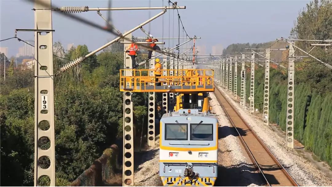 中國鐵路上海局集團有限公司徐州供電段jjc型接觸網檢修作業車首戰