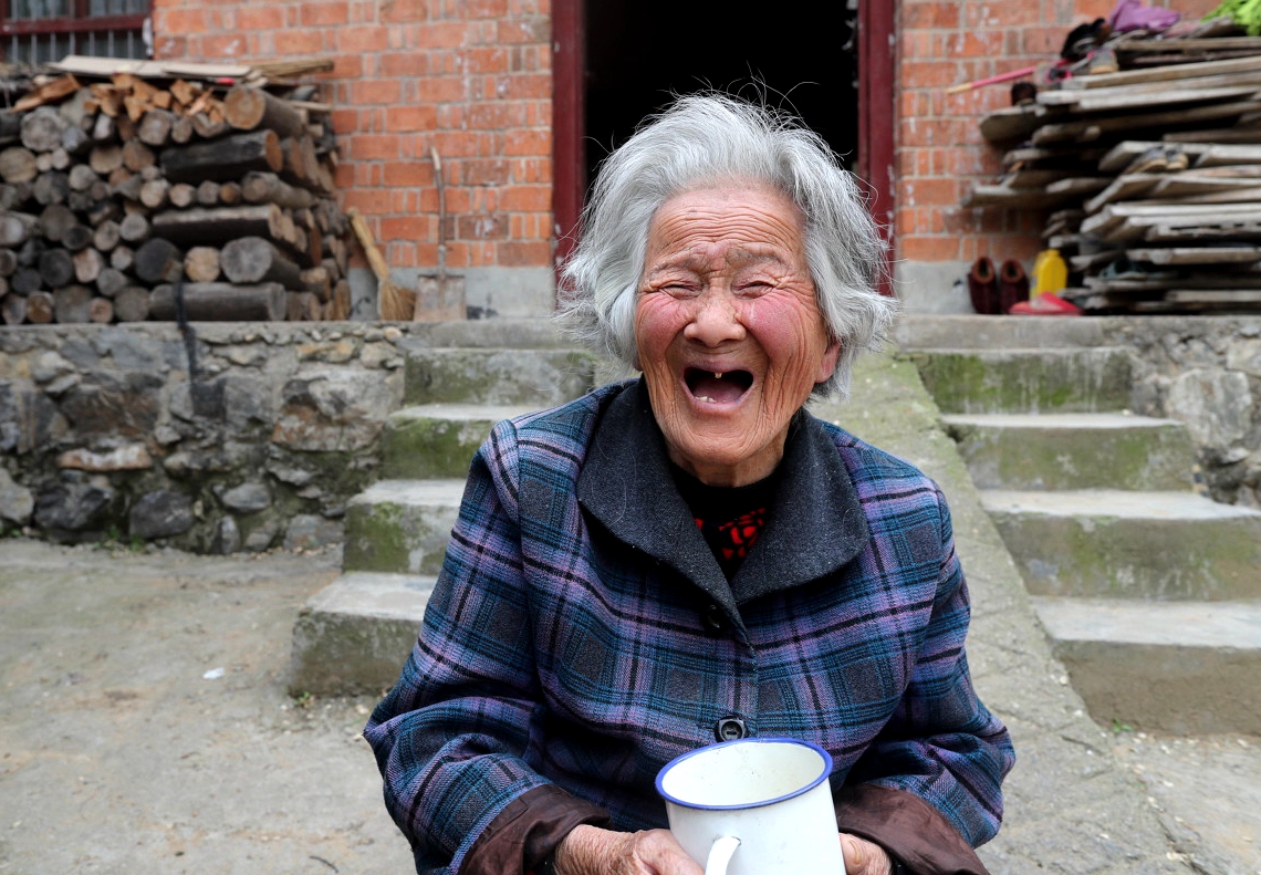 的家里,尽管在中国生活了75年,但她依然没有身份证,至今不能享受低保